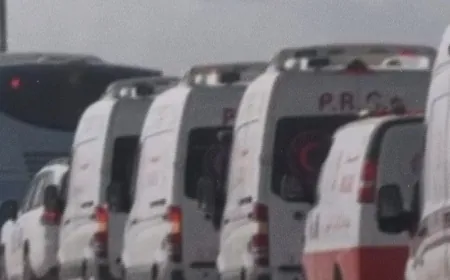 سيارات إسعاف تقل 50 جريحا ومريضا ضمن أول دفعة إجلاء طبي تغادر غزة من معبر رفح نحو مصر وفقا لأولى مراحل الاتفاق