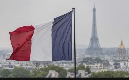 رجل يهاجم شرطيين امام مقر شرطة باريس