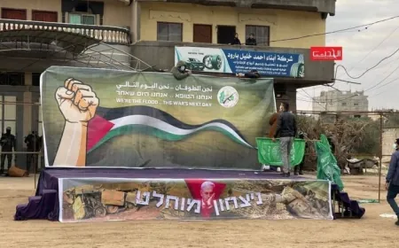 كتائب القسام ترفع لافتة: "نحن الطوفان.. نحن اليوم التالي"