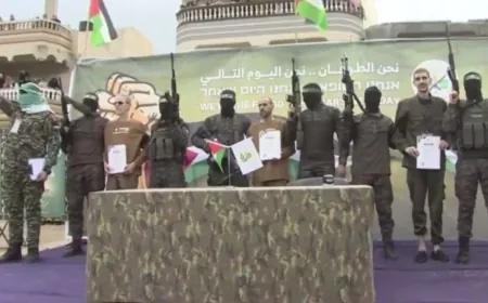 سيارات الصليب الأحمر تغادر بعد تسلم الرهائن الثلاث من حماس في دير البلح