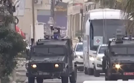 الحافلة التي تقل أسرى فلسطينيين تعبر من سجن عوفر إلى بيتونيا