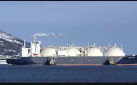 روسيا تحقق في انفجار على متن ناقلة نفط