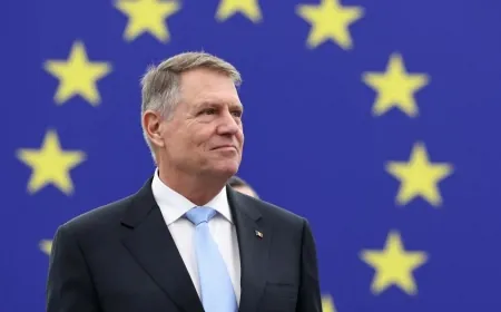 متجنّباً عزله... رئيس رومانيا يستقيل