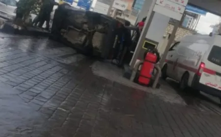 سيارة تنحرف عن مسارها وتقتحم محطة للمحروقات على طريق ⁧‫أنطلياس_ضبية‬⁩