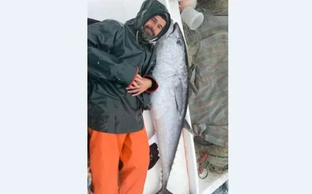 اصطياد سمكة "تونا" تزن اكثرمن 150 كيلوغراما في منطقة بحر صور