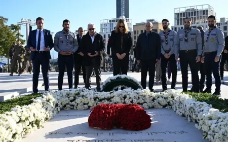 السفيرة الأميركية ليزا جونسون تزور ضريح الرئيس الشهيد رفيق الحريري