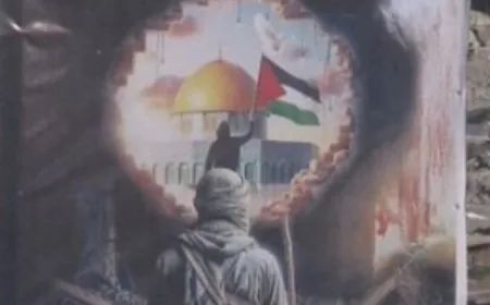 "لا هجرة إلا للقدس".. لافتة وضعت على منصة تسليم الأسرى الإسرائيليين