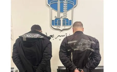 مفرزة سير بعبدا توقف دراجين يقومان باستعراضات بهلوانية على دراجتيهما على الطريق العام