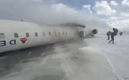 كندا.. إصابة 8 في انقلاب طائرة عند هبوطها بمطار تورنتو