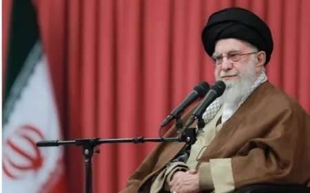 الإمام الخامنئي: سماحة السيد نصر الله قد بلغ الآن ذروة العِزّة