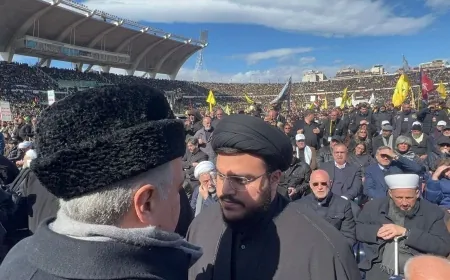 أول ظهور لنجل السيد الشهيد  نصرالله خلال تشييع والده