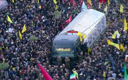 وصول نعشي الشهيدين السيد حسن نصرالله وهاشم صفي الدين إلى باحة ضريح السيد نصرالله