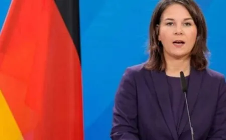 ‎وزيرة الخارجية الألمانية تعمل في مطعم للشاورما