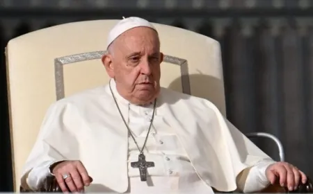 الفاتيكان: البابا فرنسيس يظهر "تحسناً طفيفاً