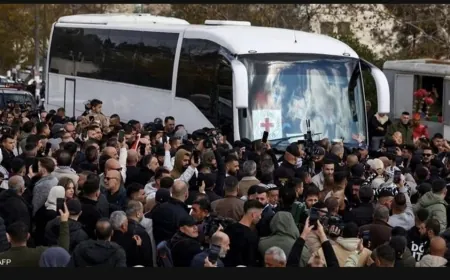 حافلة تقلّ معتقلين فلسطينيين أفرجت عنهم إسرائيل تصل إلى رام الله