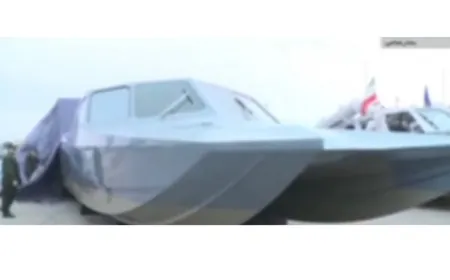 إيران كشفت عن زورق فائق السرعة لإطلاق الصواريخ