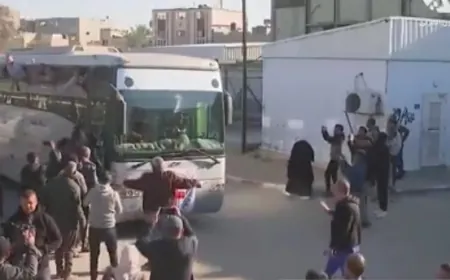 وصول حافلة تقل أسرى محررين من النساء والأطفال إلى خانيونس جنوبي قطاع غزة