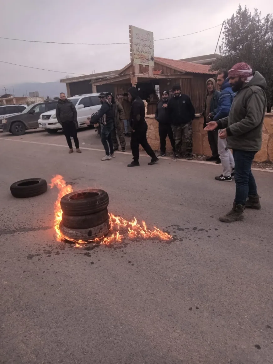 أهالي بلدة الشواغير يقطعون الطريق أمام الصهاريج التي تعبر إلى سوريا إحتجاجًا على إستمرار التهريب في ظل القصف الذي يطال عدد من بلدات قضاء الهرمل