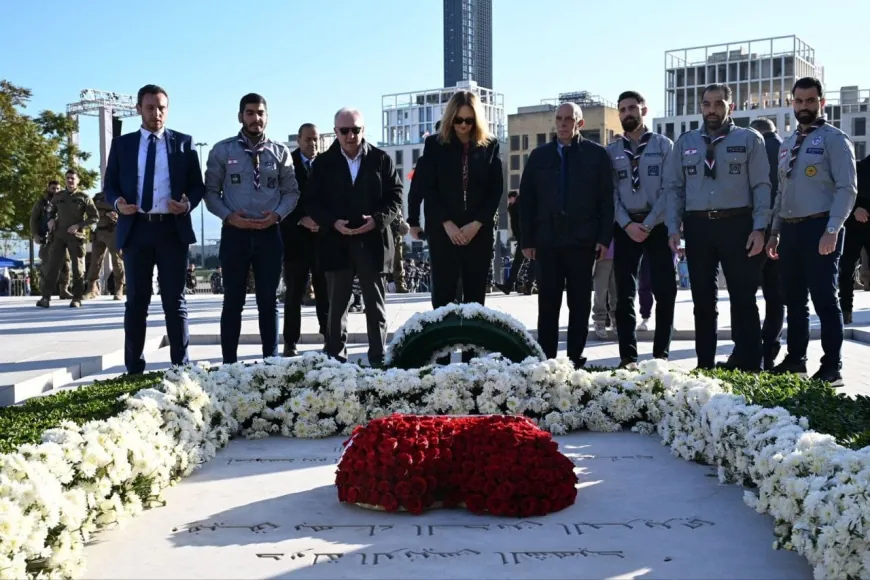 السفيرة الأميركية ليزا جونسون تزور ضريح الرئيس الشهيد رفيق الحريري