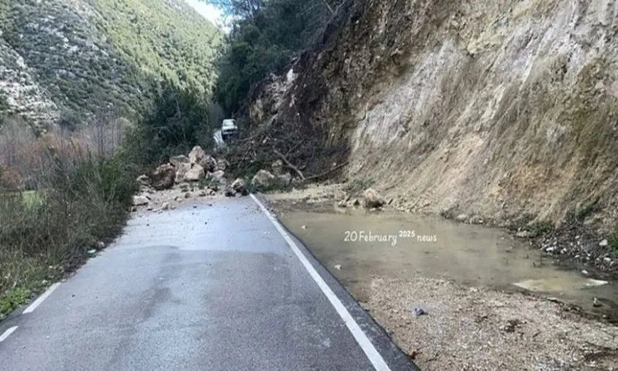 إنزلاق صخور وأتربة نتيجة الأمطار الغزيرة  في بلدة عيون السمك ـ الضنية،