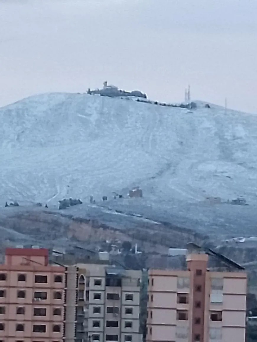 جبل تربل في لبنان يتزيّن بالأبيض لأول مرّة منذ عام 1992