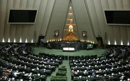 البرلمان الإيراني يحجب الثقة عن وزير الاقتصاد لسوء أدائه