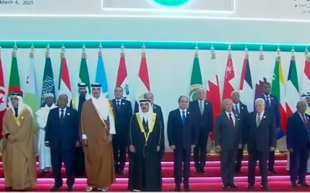 صورة تذكارية للقادة العرب وممثليهم في القمة العربية الطارئة بالقاهرة