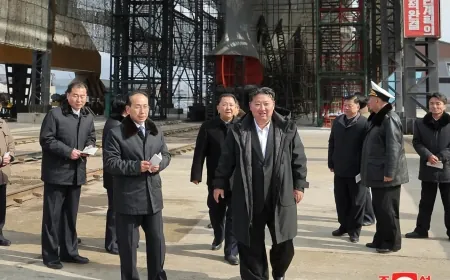 الزعيم الكوري الشمالي يتفقد مشروع بناء "غواصة عاملة بالطاقة النووية"