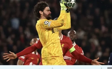 "أليسون الخارق" يبهر الجميع في ليفربول