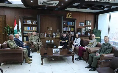 استقبل قائد الجيش بالنيابة اللواء الركن حسان عوده في مكتبه في اليرزة كبير مستشاري وزارة الدفاع البريطانية لشؤون الشرق الأوسط الأميرال Edward Ahlgren ترافقه القائم بأعمال السفارة البريطانية في لبنان Victoria Dunne والملحق العسكري البريطاني في لبنان المقدم Charles Smith، وتناول…