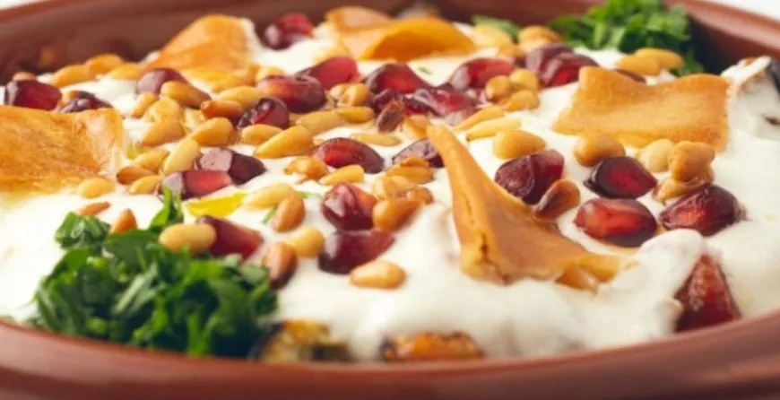 سهلة وسريعة التحضير وبمكونات بسيطة.. طريقة عمل “فتة الباذنجان باللبن والطحينة” الشهية