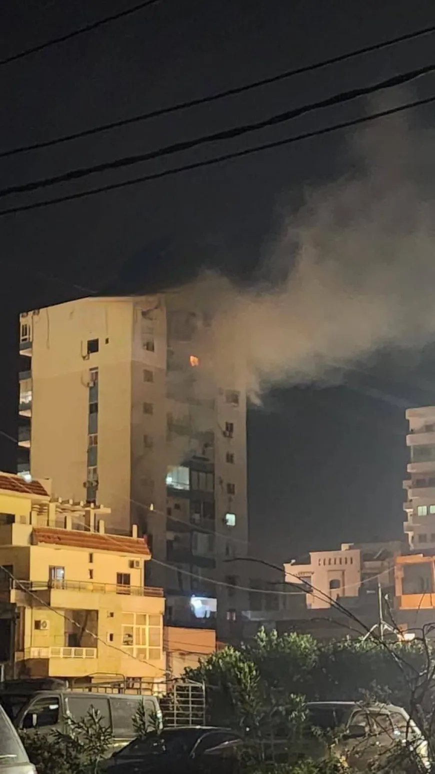 حريق داخل شقة سكنية على الكورنيش البحري في مدينة صور ولا غارة في المكان كما أشيع