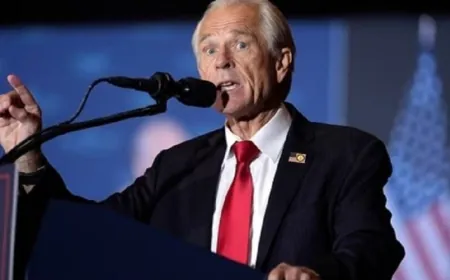 "لقد نُعت بما هو أسوأ".. مستشار ترامب التجاري يتجاهل إهانات ماسك