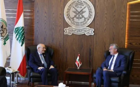 وزير الدفاع عرض مع السيناتور الفرنسي رافييه سبل تطوير التعاون بين البلدين