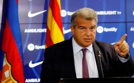 لابورتا ينضمّ لمشجّعي برشلونة في إشبيلية قبل الكلاسيكو