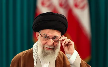 خامنئي يأمر بفتح تحقيق شامل في انفجار ميناء رجائي