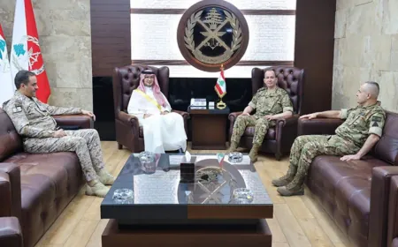 قائد الجيش عرض الاوضاع مع السفير بخاري