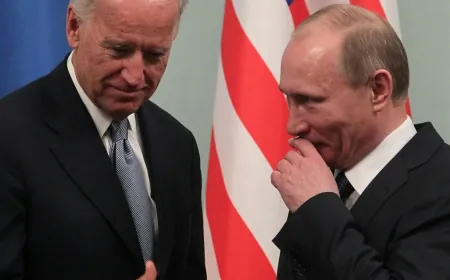 بايدن يتهم ترامب باسترضاء روسيا