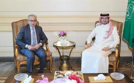 لقاء جمع بخاري ووزير الإقتصاد