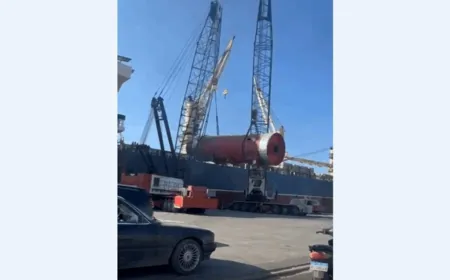 تفريغ معدة ضخمة بـ140 طنًا في مرفأ طرابلس...