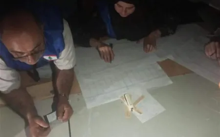 مدرسة "مقطوعة كهربتها".. بالصورة: هكذا يتم الفرز!