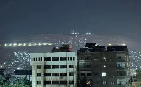 جبل قاسيون بدمشق يتزيّن بعبارة "شكراً السعودية"