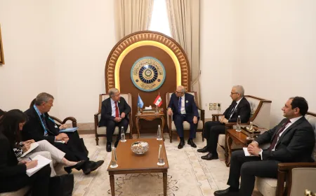 نواف سلام يلتقي الامين العام للامم المتحدة غوتيريش  خلال القمة العربية في بغداد