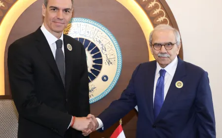 التقى رئيس مجلس الوزراء اللبناني، الدكتور نواف سلام، برئيس الحكومة الإسبانية، السيد بيدرو سانشيز، على هامش القمة العربية المنعقدة في  بغداد.