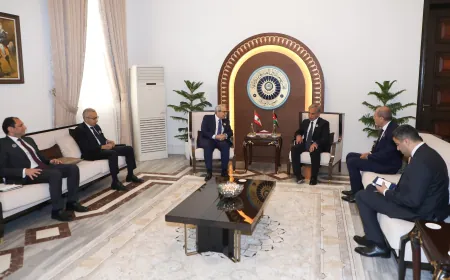 التقى رئيس مجلس الوزراء الدكتور نواف سلام، برئيس وزراء المملكة الأردنية الهاشمية، السيد جعفر حسان، على هامش المشاركة في القمة العربية