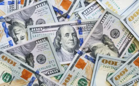 وسط حالة ترقّب... الدولار يواصل تراجعه