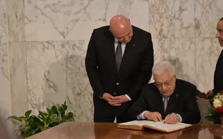 الرئيس الفلسطيني يُدون كلمات في السجل الذهبي في القصر الجمهوري