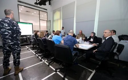 وزير الداخلية يتابع من غرفة العمليات تسليم صناديق الاقتراع استعداداً لانتخابات الجنوب والنبطية