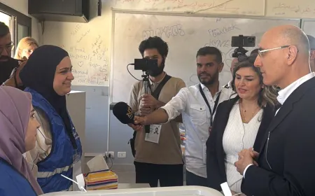 يتفقد وزير الداخلية احمد الحجار مراكز اقتراع كفركلا والعديسة في ثانوية الصباح في النبطية