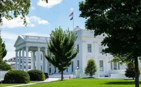 ترامب يقيل عشرات من موظفي مجلس الأمن القومي